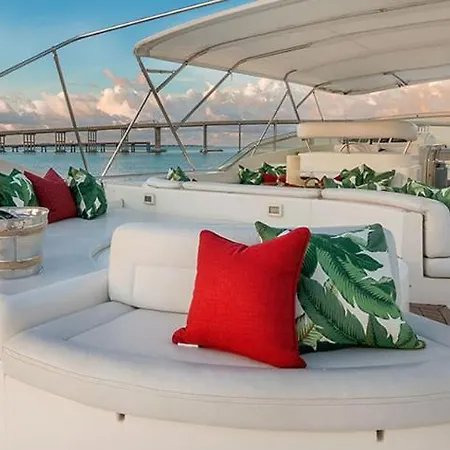 船上ホテル Ferretti Flybridge *
