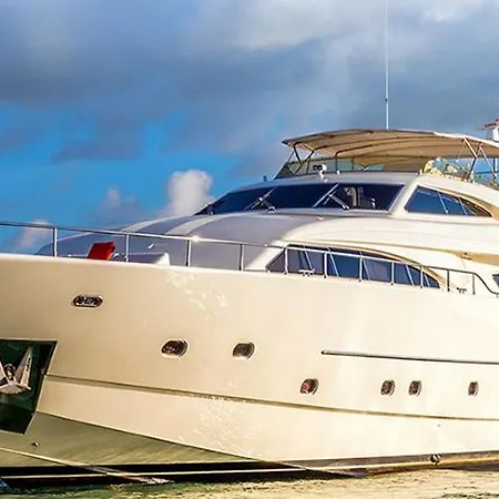船上ホテル Ferretti Flybridge *