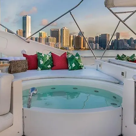 船上ホテル Ferretti Flybridge